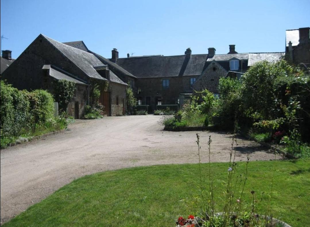 Hotel Le Cheval Blanc Carrouges Exterior foto